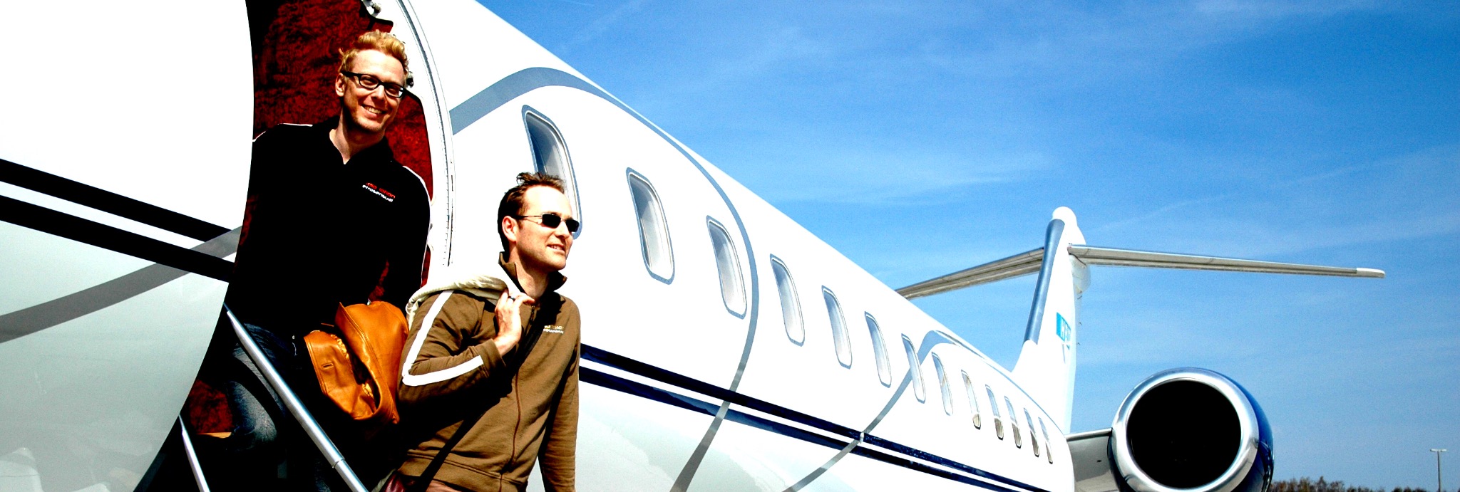The two musicians by an aircraft